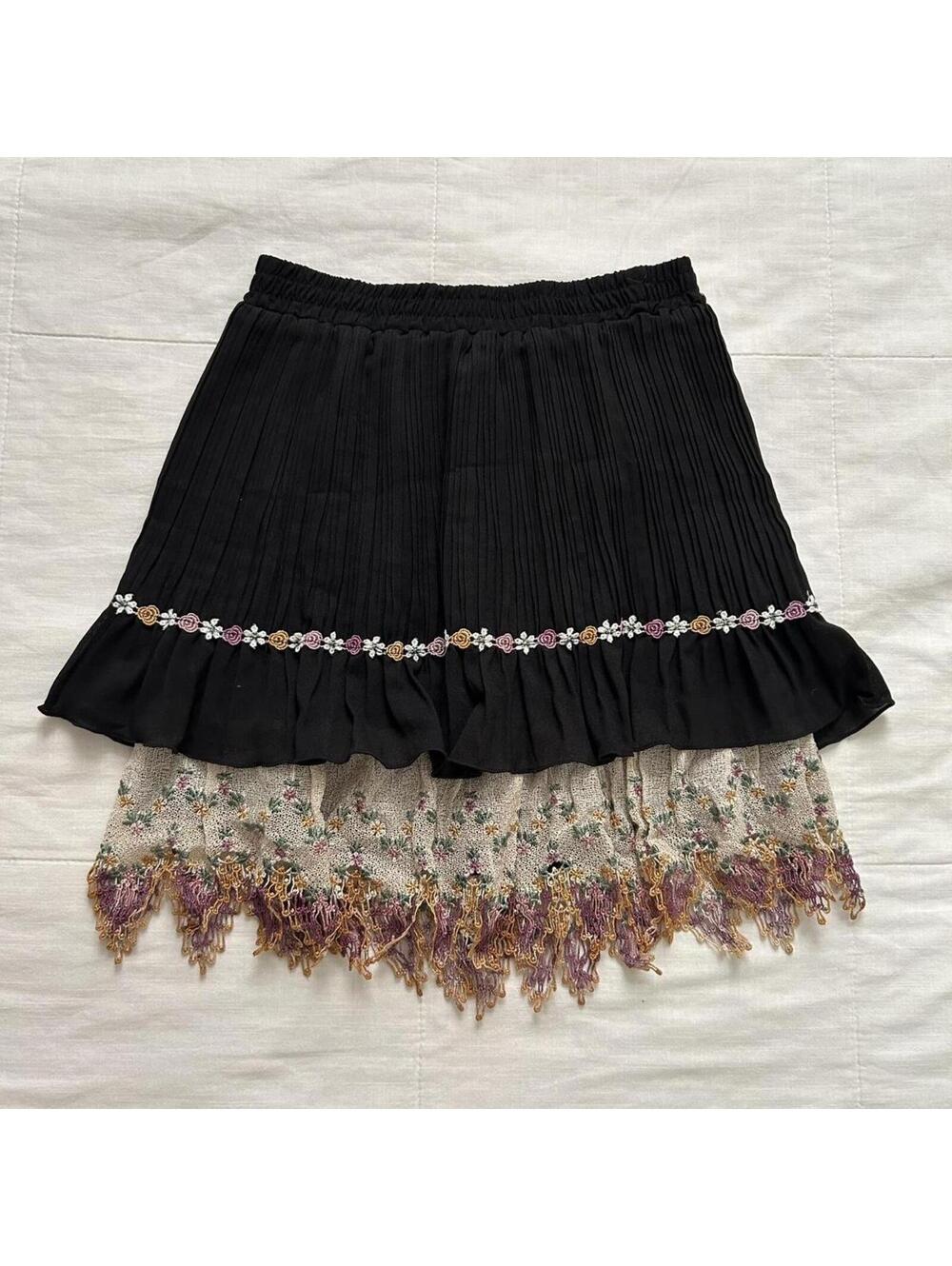 Axes Femme Black and floral underlay skirt flower lace detailing Size Medium